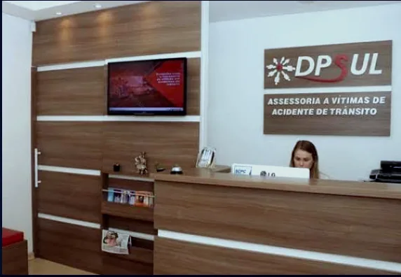 Recepção do escritório da DPSUL com o letreiro Assessoria a Vítimas de Acidente de Trânsito